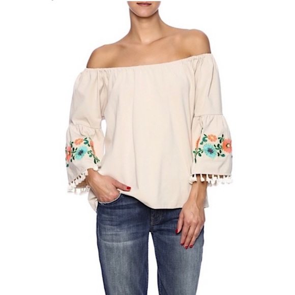 Umgee Tops - HP🎉🎉Embroidered off should blouse. Size L.🎉🎉HP